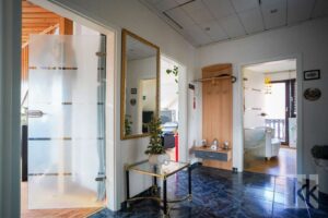 Im Obergeschoss verbindet ein zentraler Flur die Zimmer