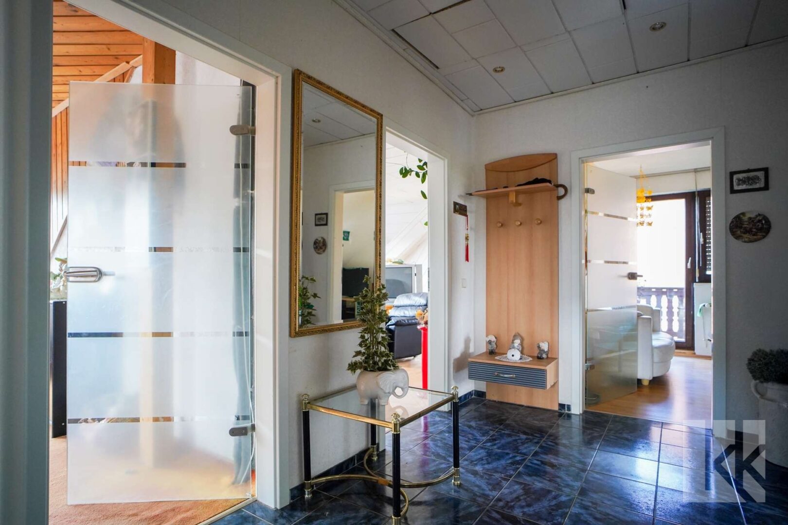 Im Obergeschoss verbindet ein zentraler Flur die Zimmer