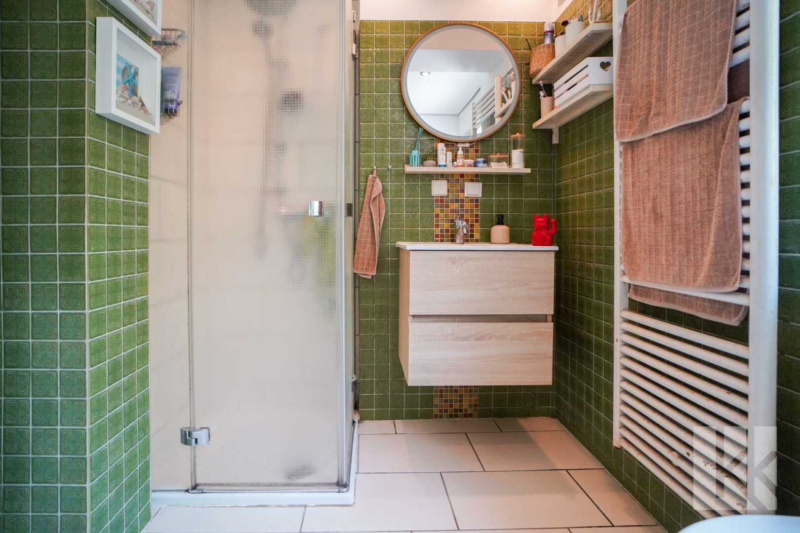 Das Hauptbad mit Dusche, ...