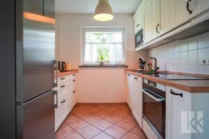 Die separate Küche mit gepflegter Einbauküche