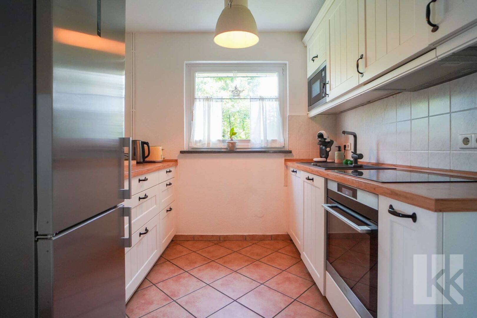 Die separate Küche mit gepflegter Einbauküche