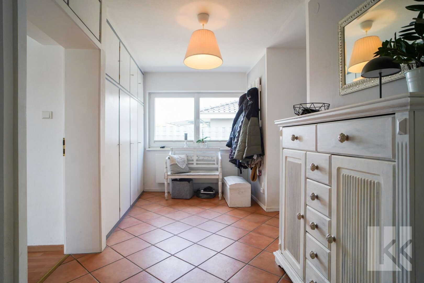 ...bietet viel Platz für Garderobe und Co.