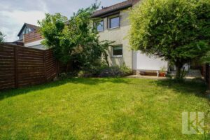 ...gepflegter Garten vor dem Haus