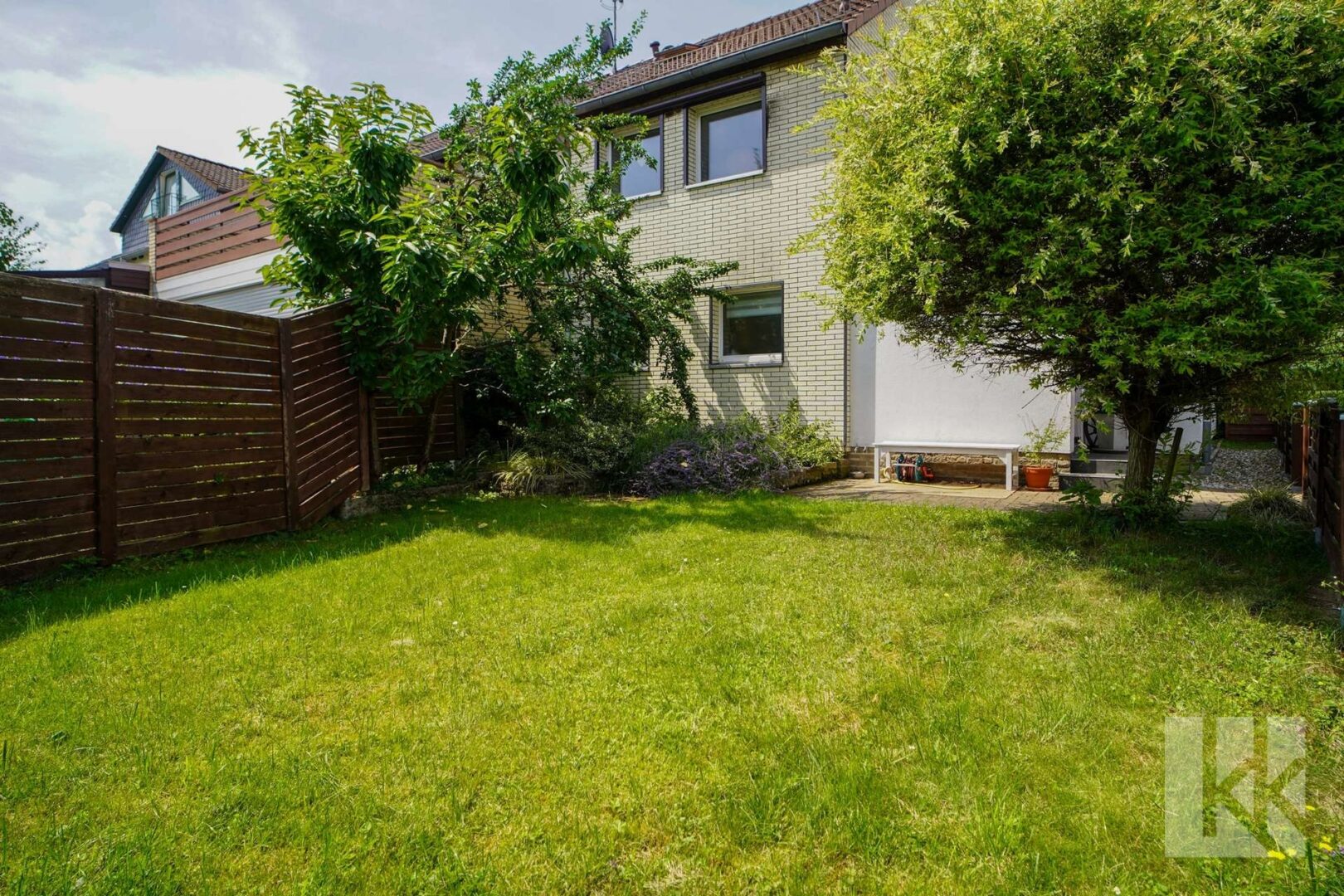 ...gepflegter Garten vor dem Haus