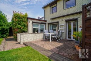 Davor: Die Terrasse mit...