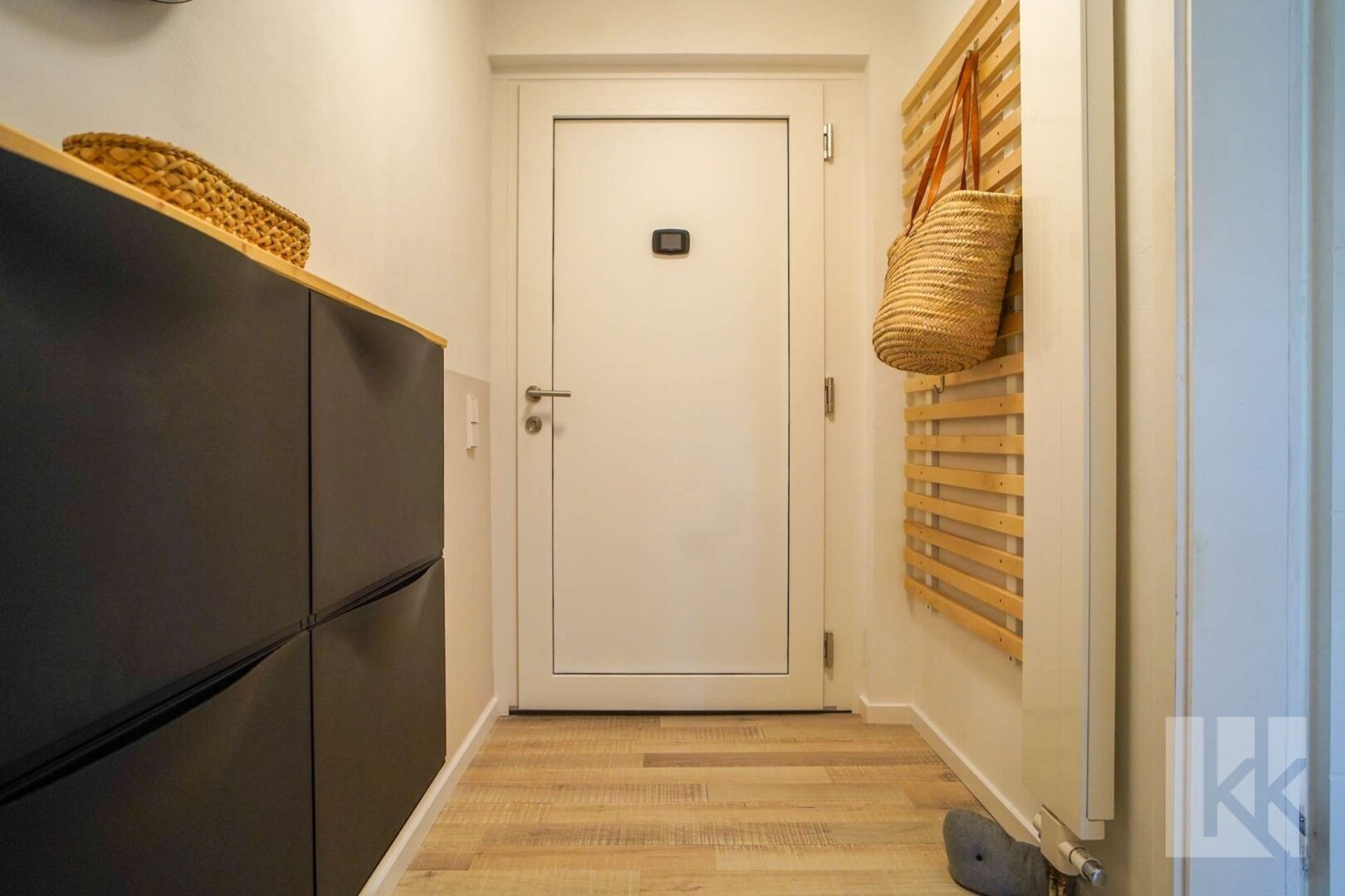Der Eingangsbereich mit Platz für eine Garderobe und...