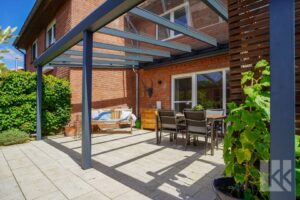 Davor: Die Terrasse mit...