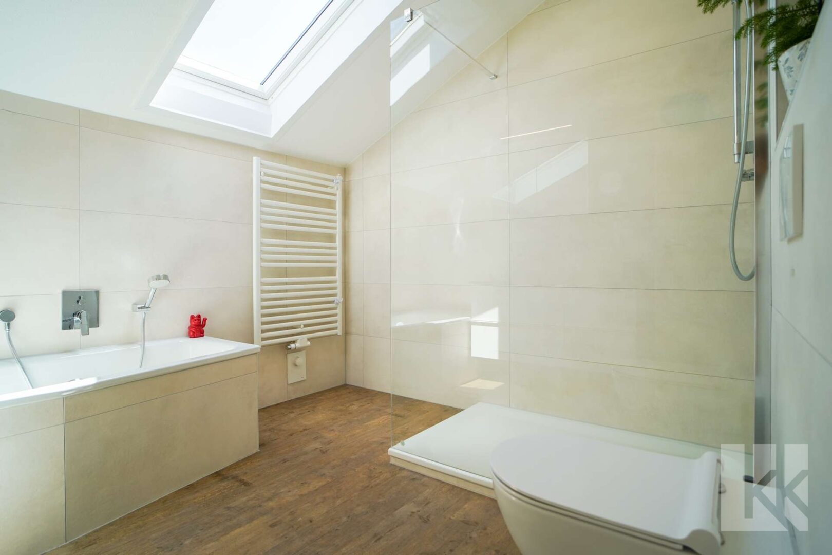 ...Tageslicht, Badewanne und Dusche
