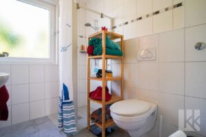 Außerdem ein Badezimmer mit Tageslicht und Dusche