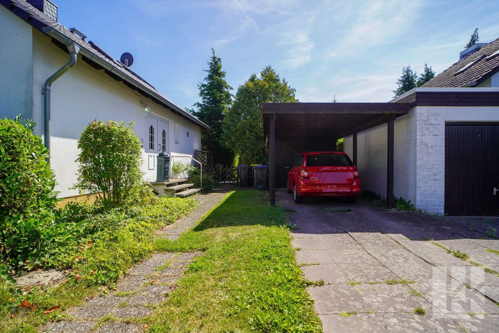 Stellplätze auf der Einfahrt und im Carport