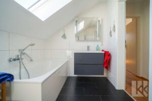 Das Hauptbade mit Badewanne, ...