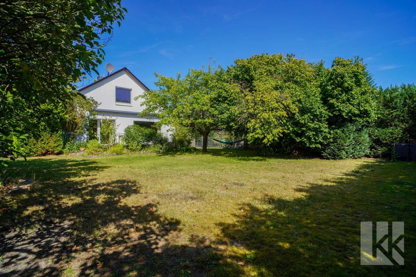 Hinter dem Haus befindet sich der große, ...