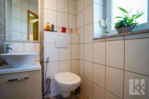 ...praktischem Gäste-WC