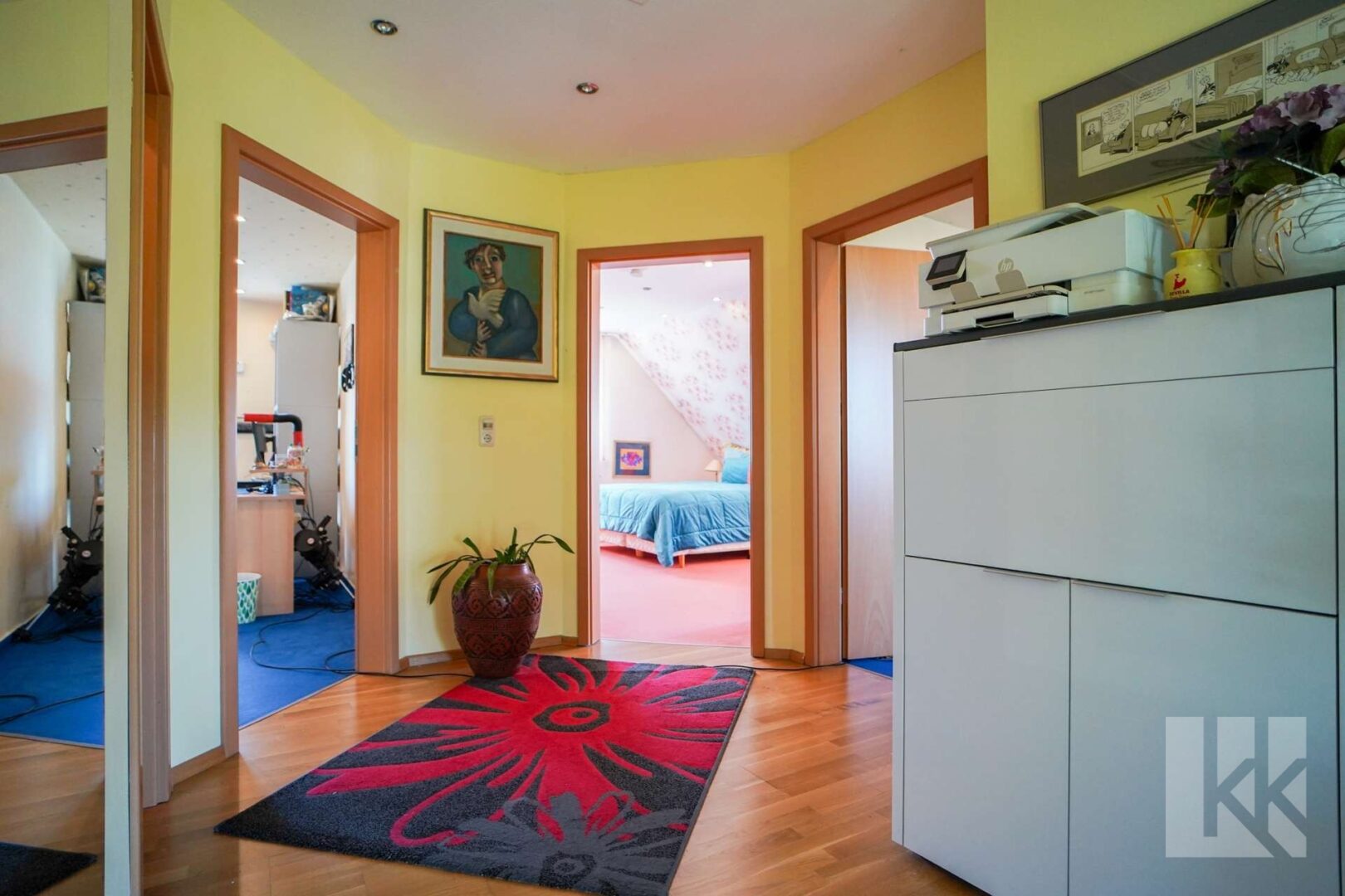 ...ein Flur die privaten Zimmer verbindet
