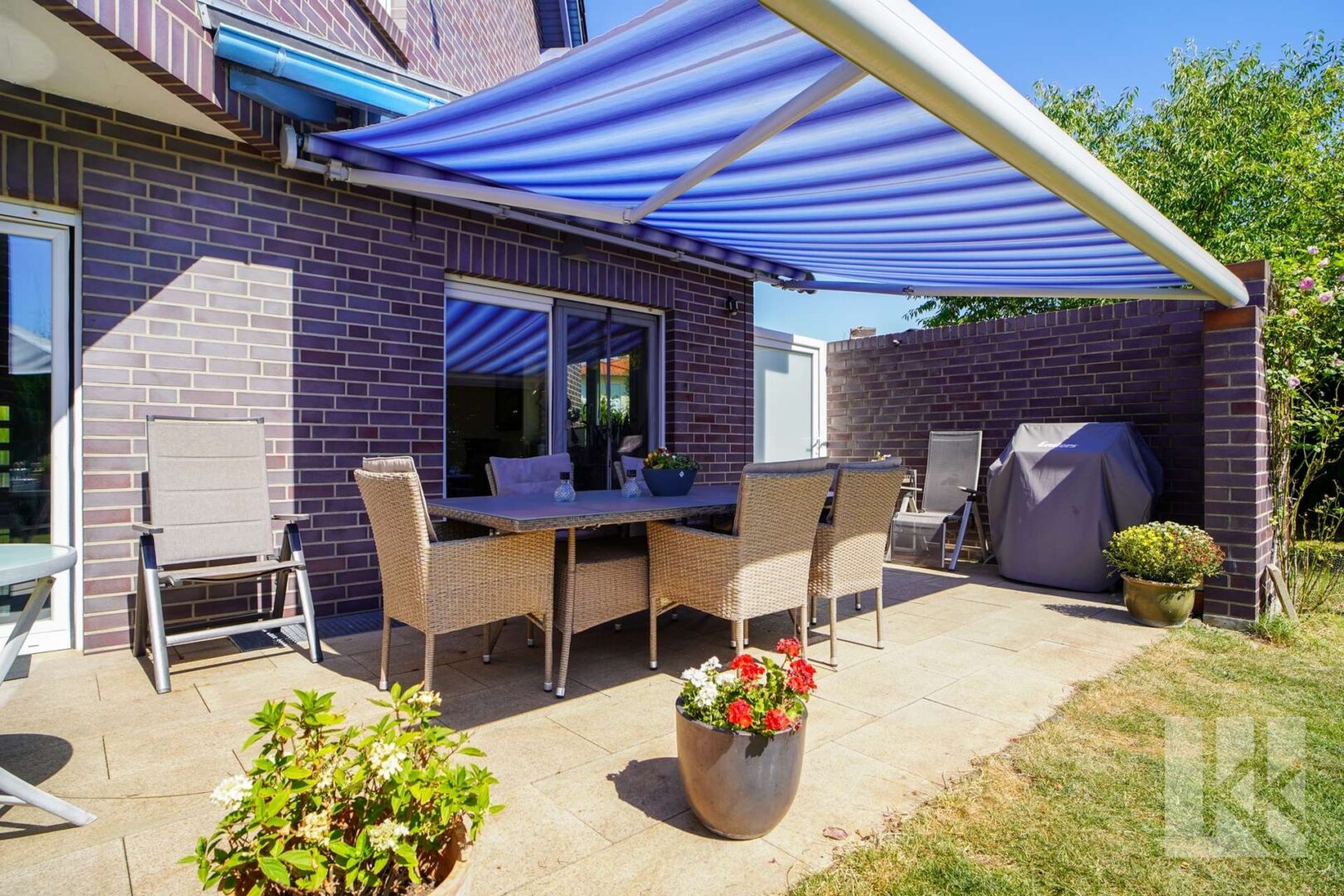 Davor: Die Terrasse zum Essen und...