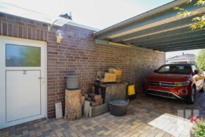 Geschütze Stellplätze vor und unter dem Carport