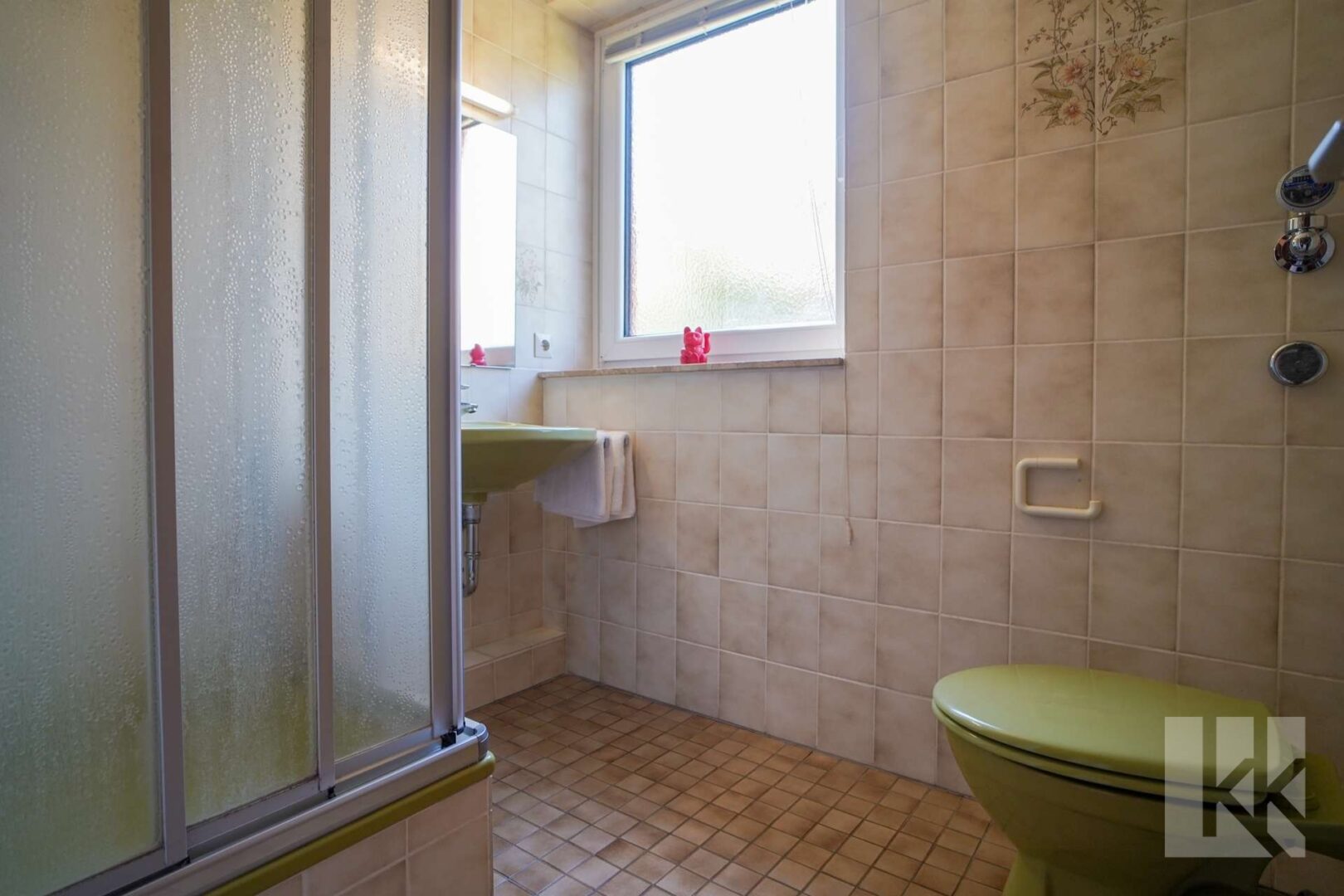 Das Badezimmer mit Dusche und Tageslicht