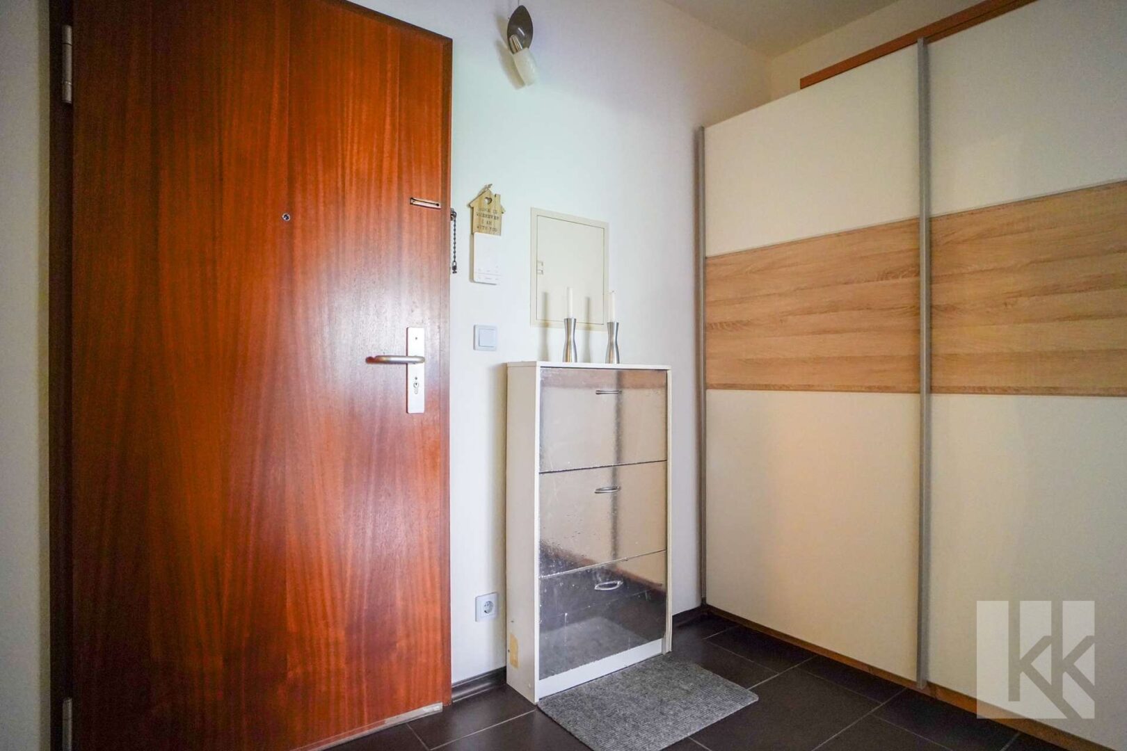Großzügiger Eingangsbereich mit viel Platz für Garderobe