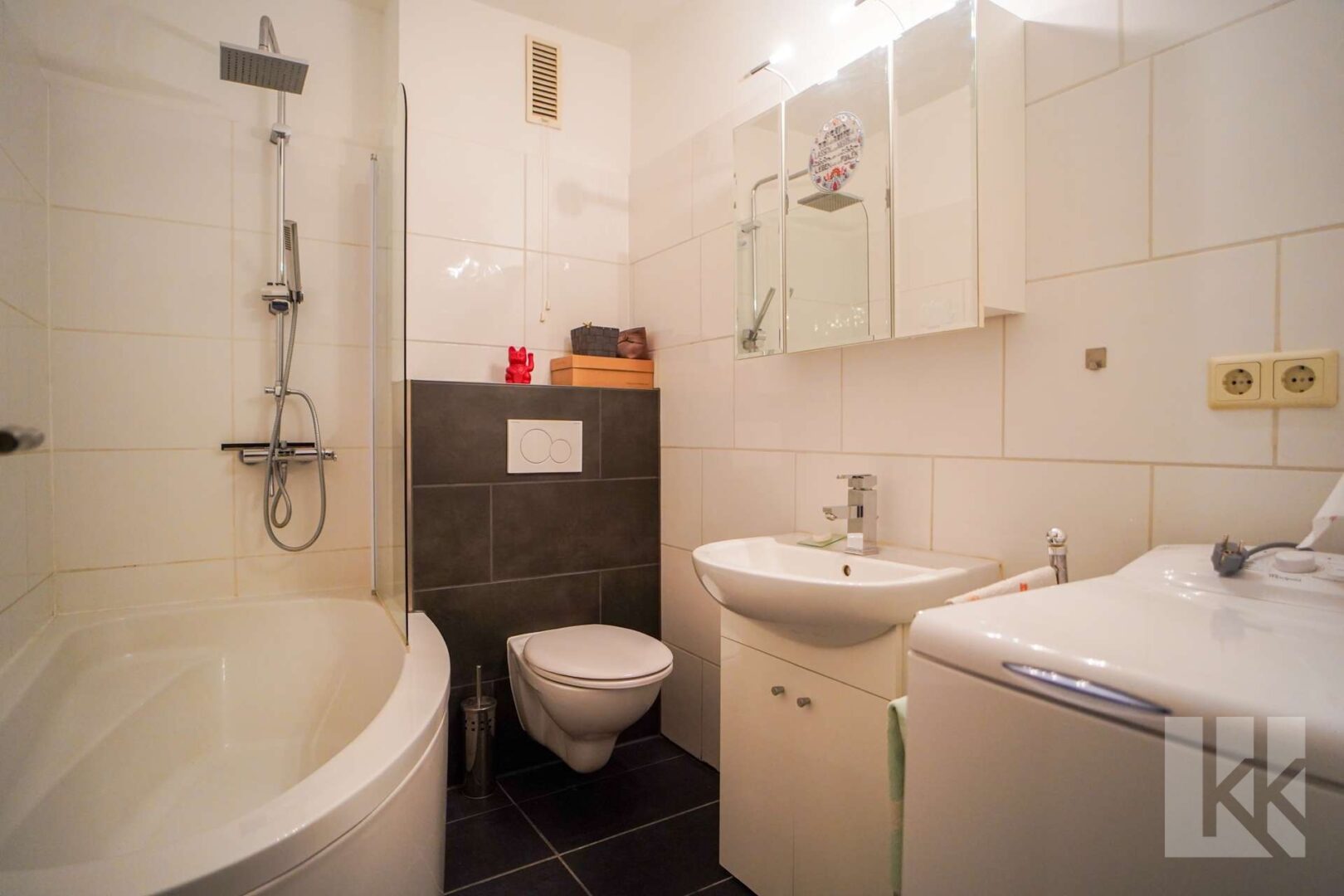 Das moderne Badezimmer mit Eckbadewanne