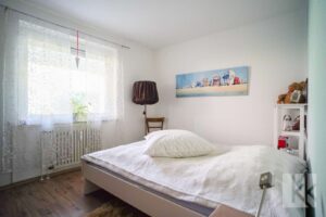 Das Schlafzimmer mit viel Licht und Platz für Schränke