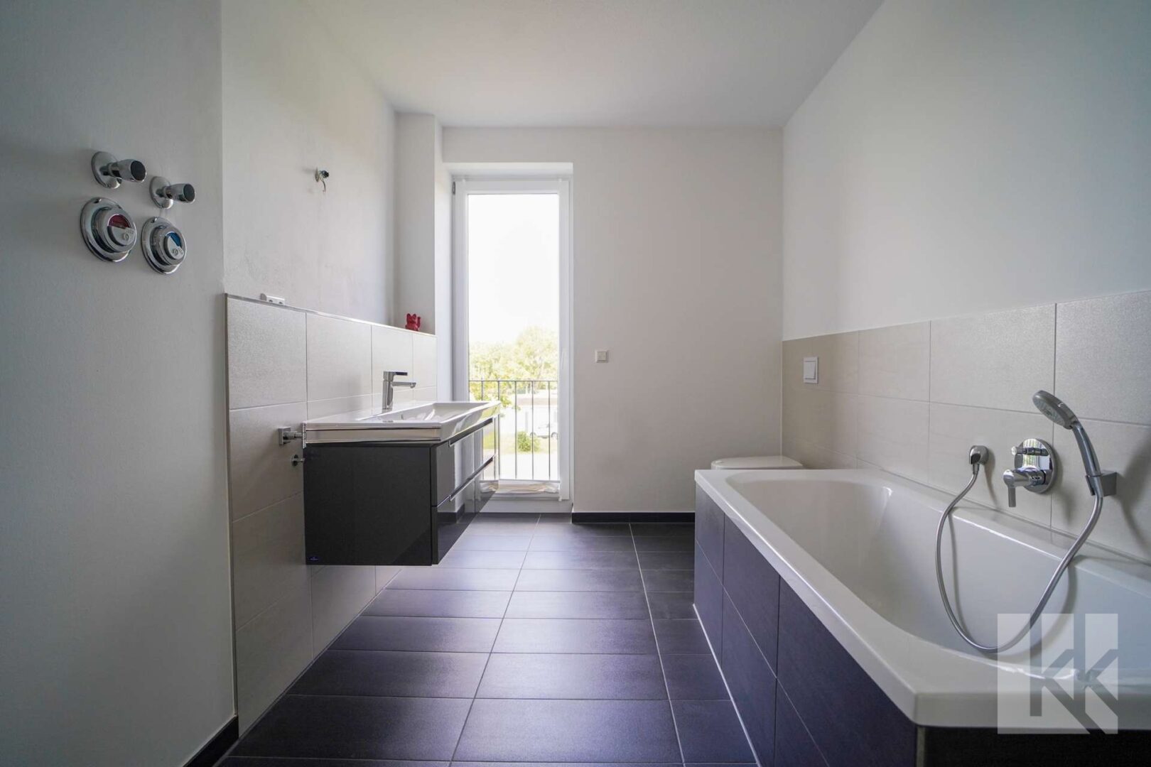 Das Hauptbad mit Badewanne, ...