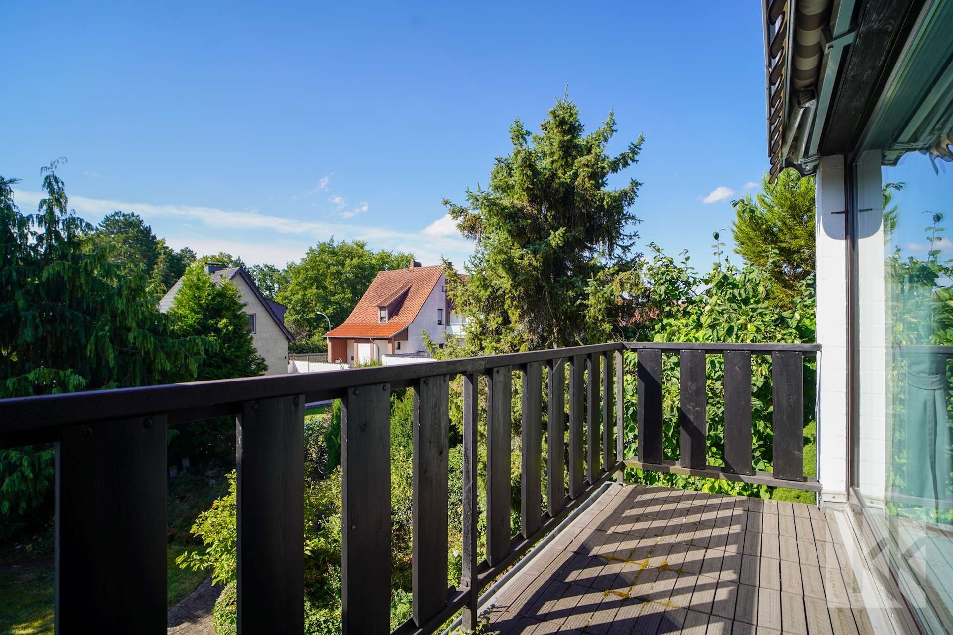 …mit Balkon und…