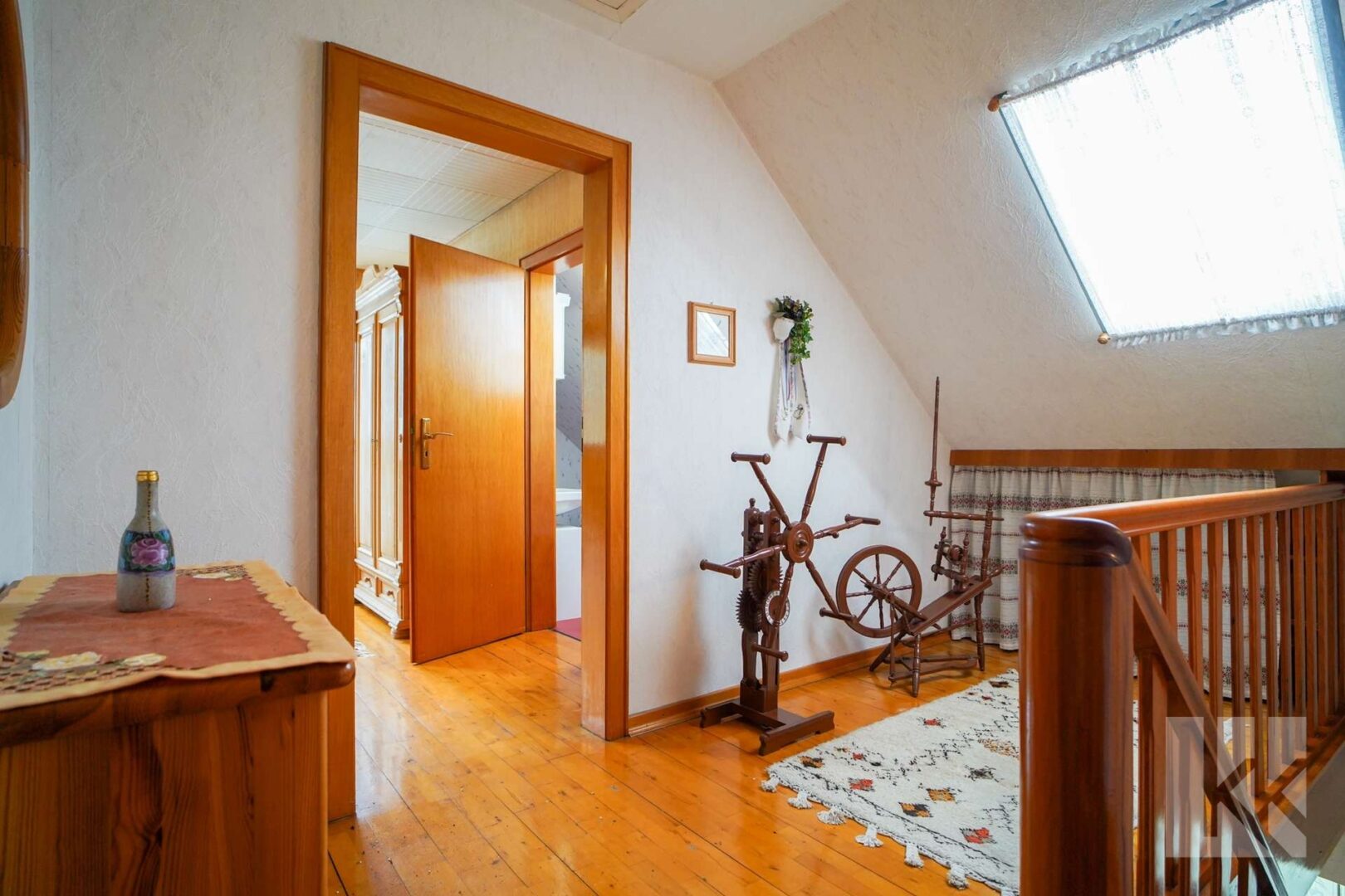 ...verbindet ein zentraler Flur die Zimmer
