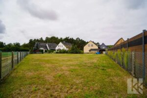 ...hinter dem Haus