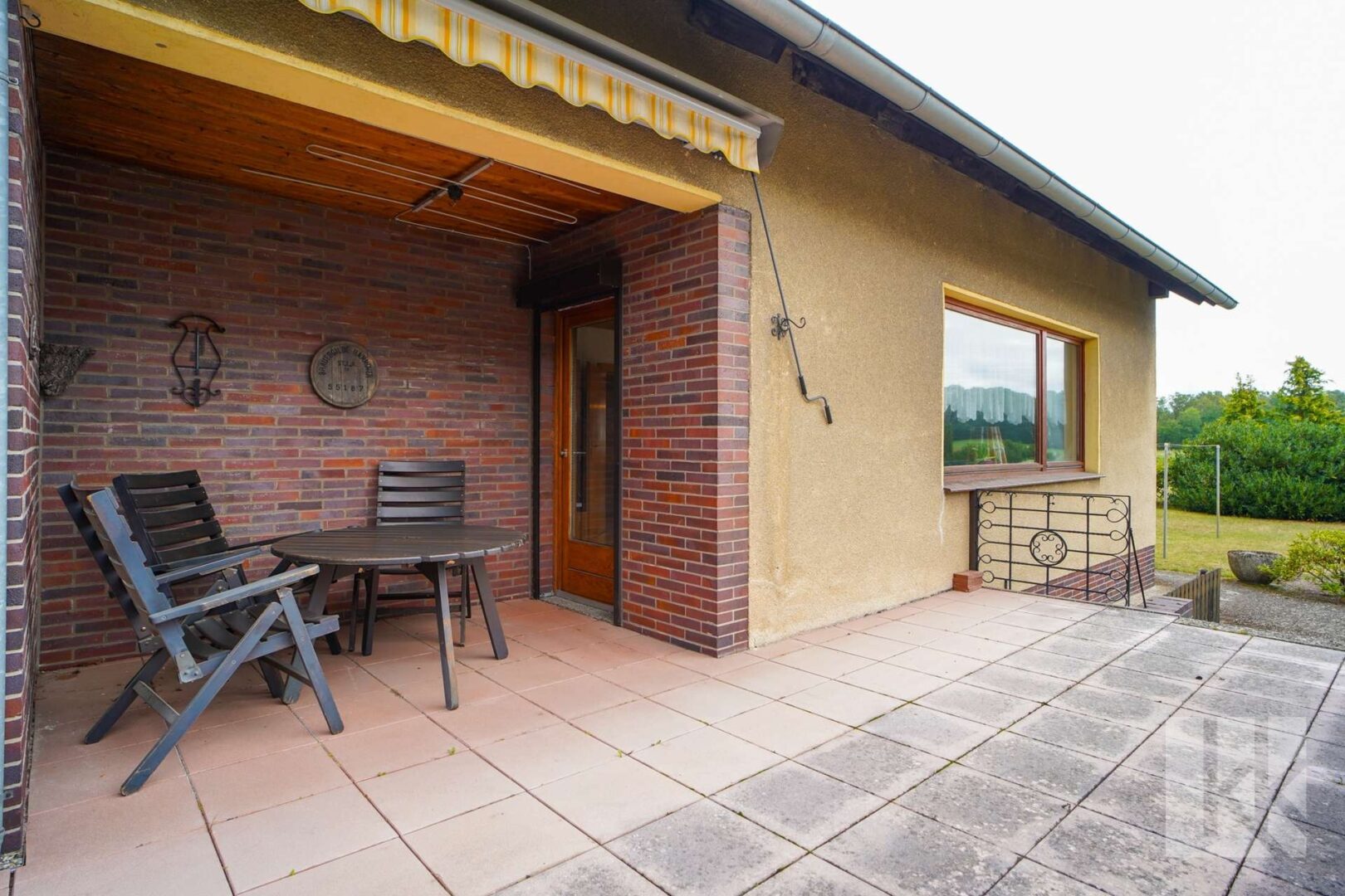 ...zur teilweise überdachten Terrasse