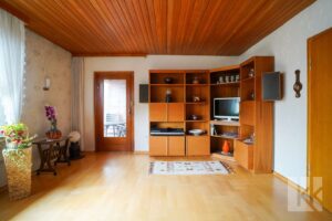 ...(Ess- und) Wohnzimmer mit Zugang...