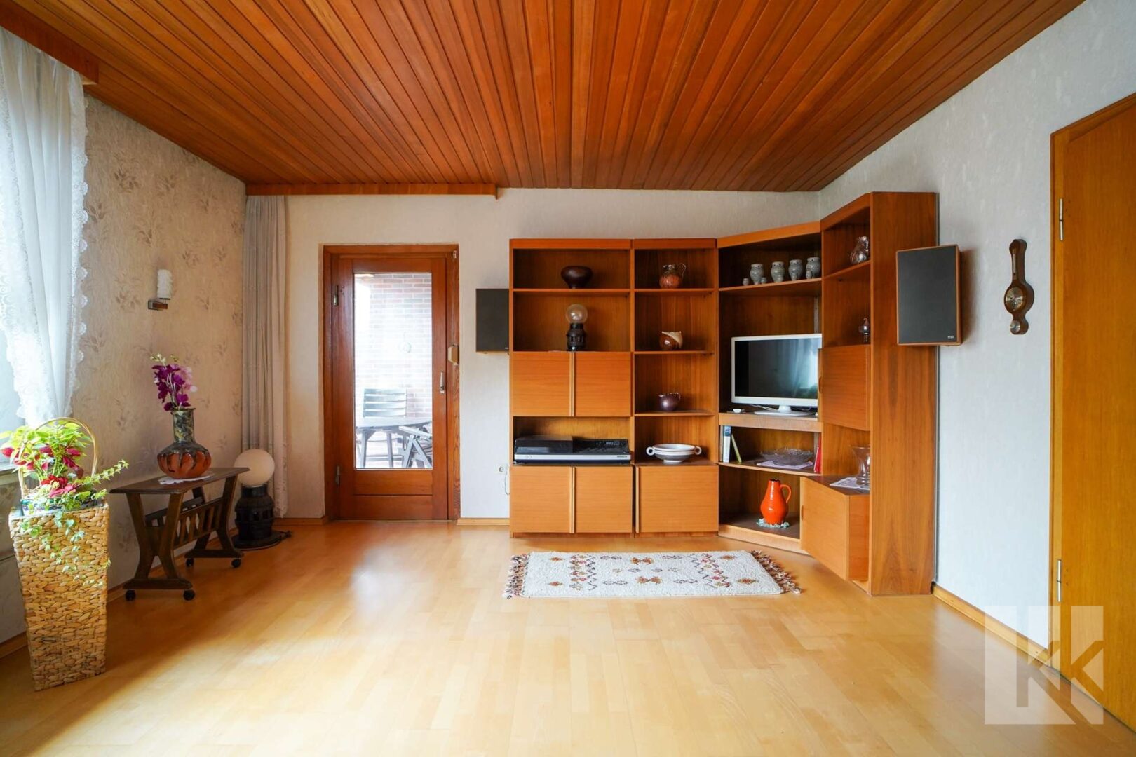 ...(Ess- und) Wohnzimmer mit Zugang...