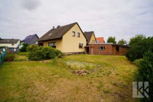 Der riesige Garten neben und...
