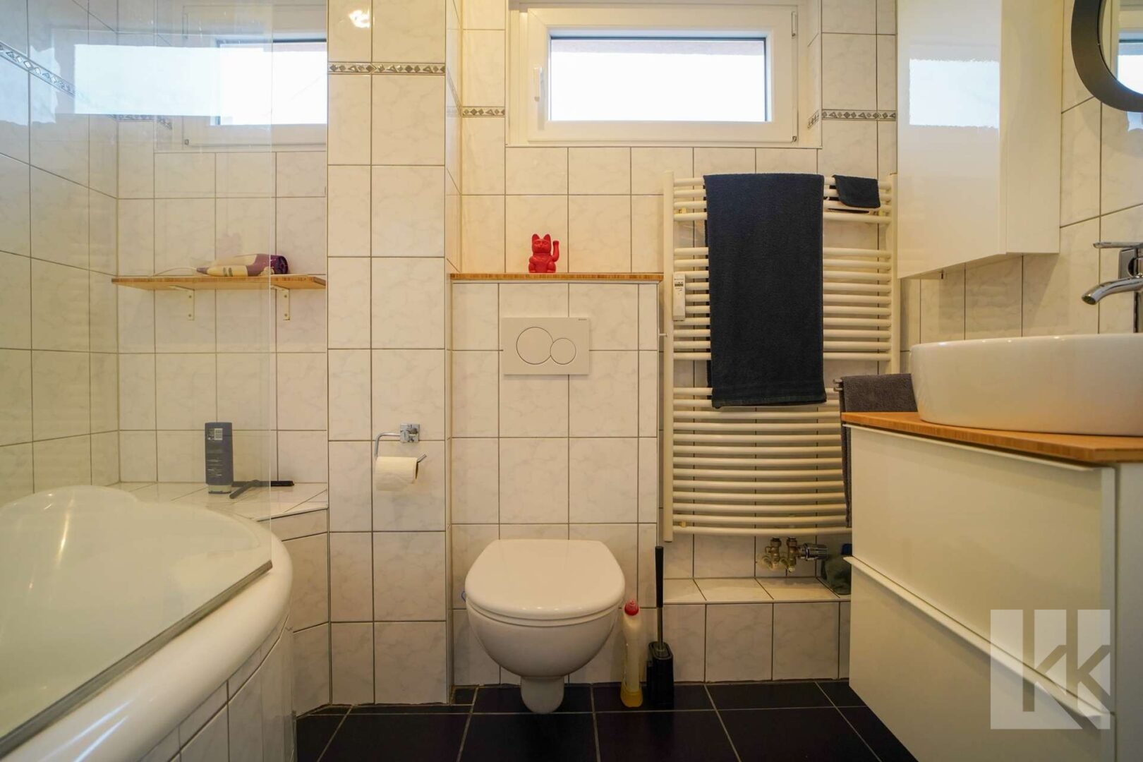 Das Badezimmer mit Badewanne und Tageslicht