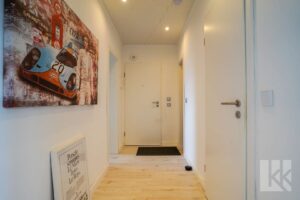 Ein Flur führt in die Wohnung
