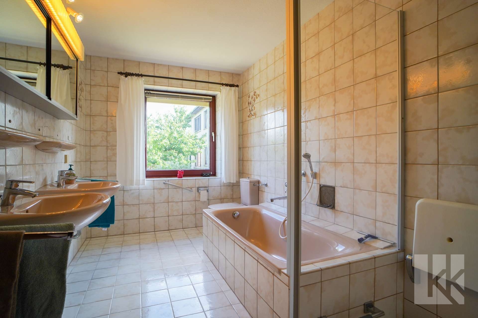 nebst Badezimmer 1.