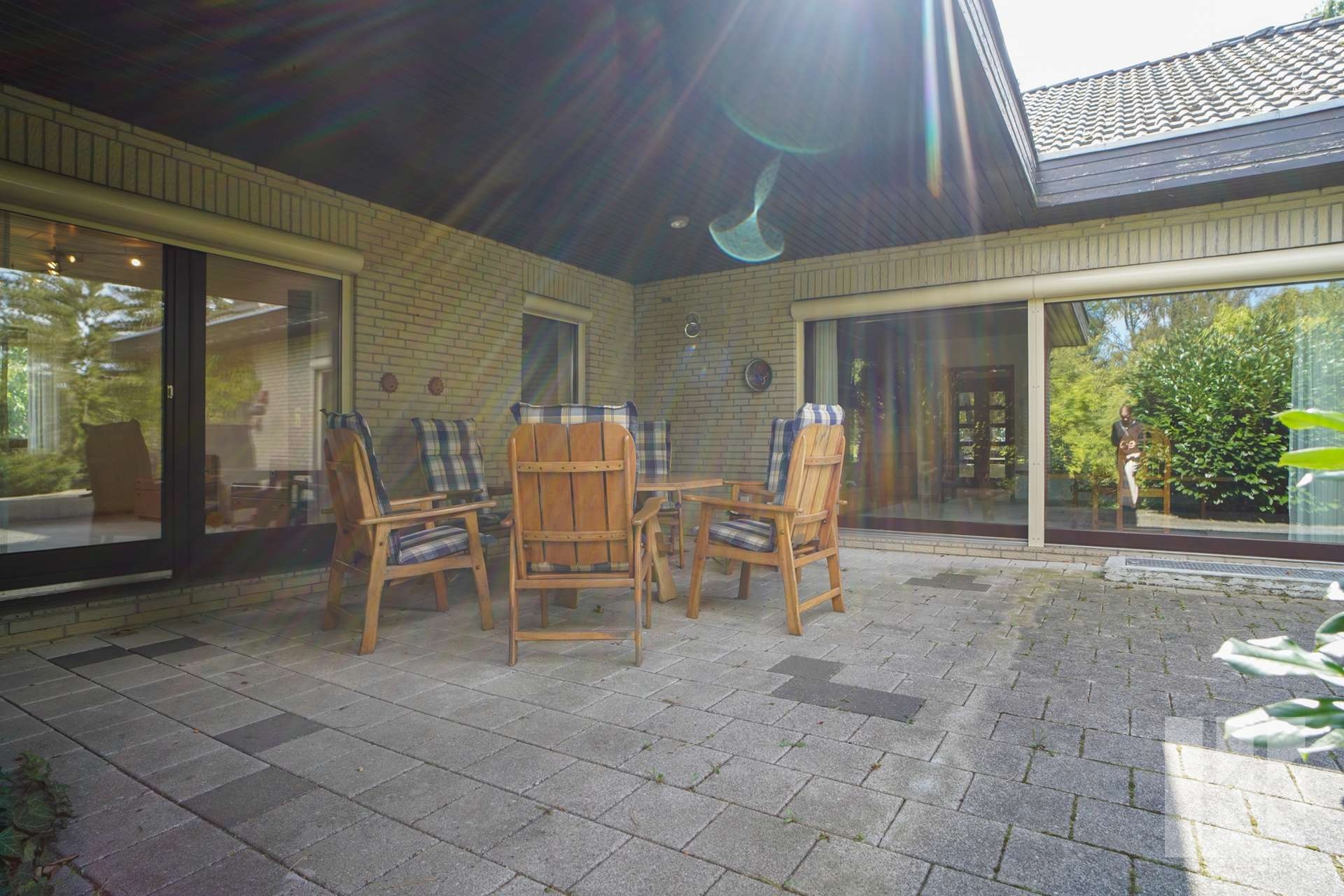 Anliegend die Terrasse…