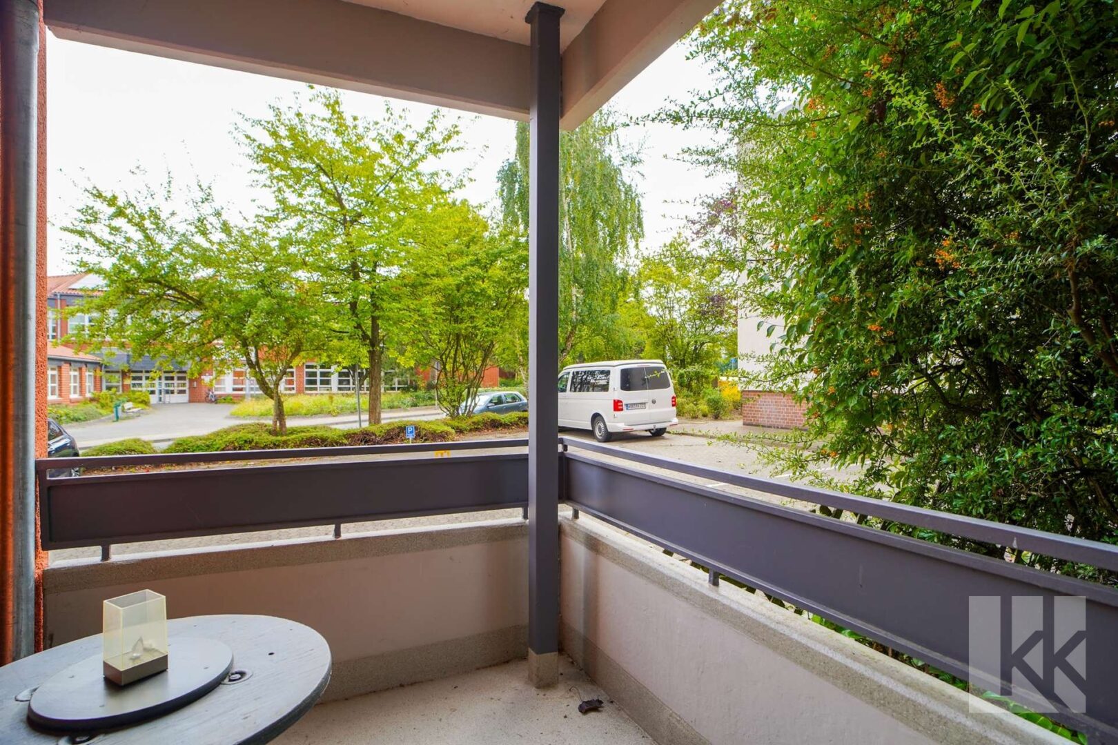 Davor: Der überdachte Balkon