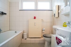 Das Badezimmer mit Badewanne und Tageslicht