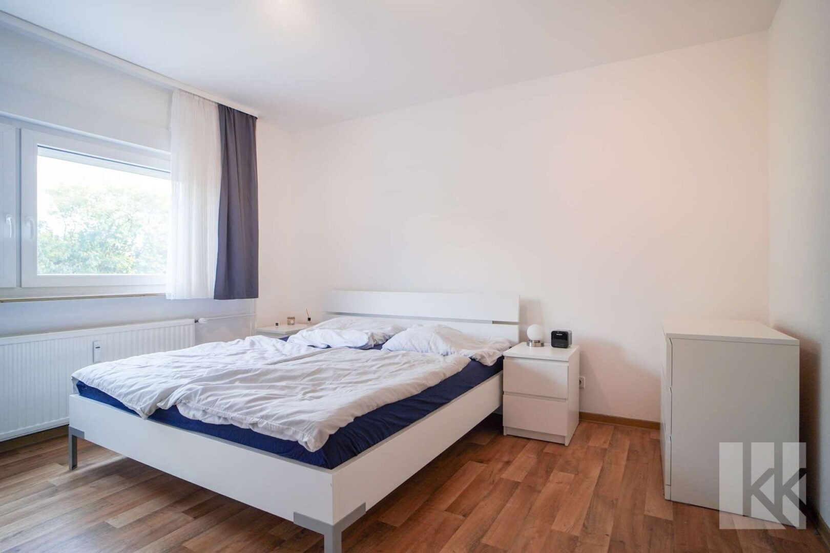 Das Schlafzimmer mit viel Platz für Schränke
