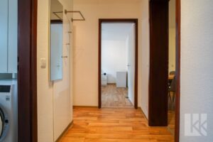 Ein Flur führt in die Wohnung
