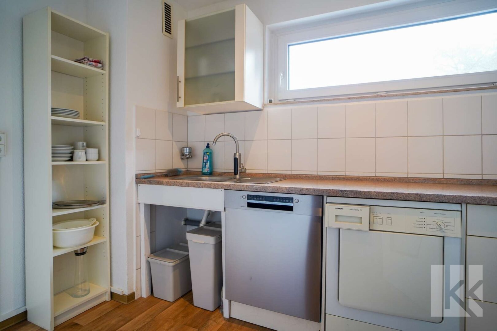 Die separate Küche mit...